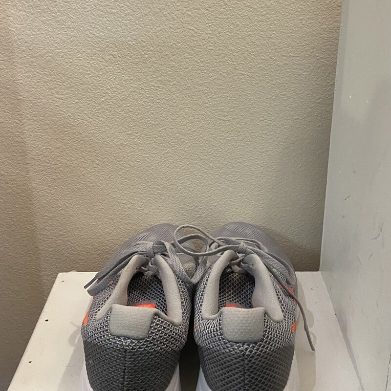 Gry/Corl Run Shoe<br />
Gry/Cora<br />
Size: 10 R$70