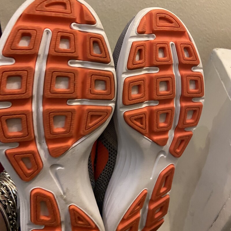 Gry/Corl Run Shoe<br />
Gry/Cora<br />
Size: 10 R$70