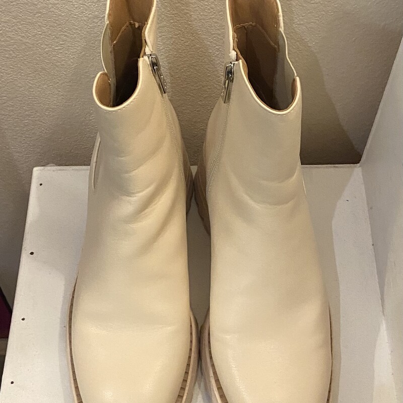 Bone Platform Boot<br />
Bone<br />
Size: 9 R$69