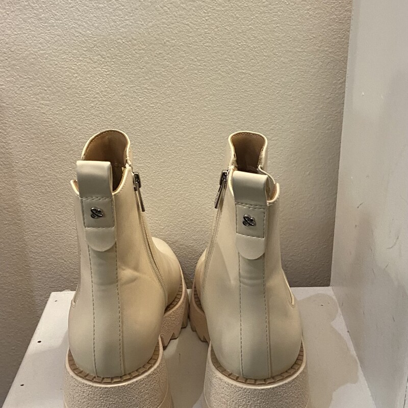 Bone Platform Boot<br />
Bone<br />
Size: 9 R$69