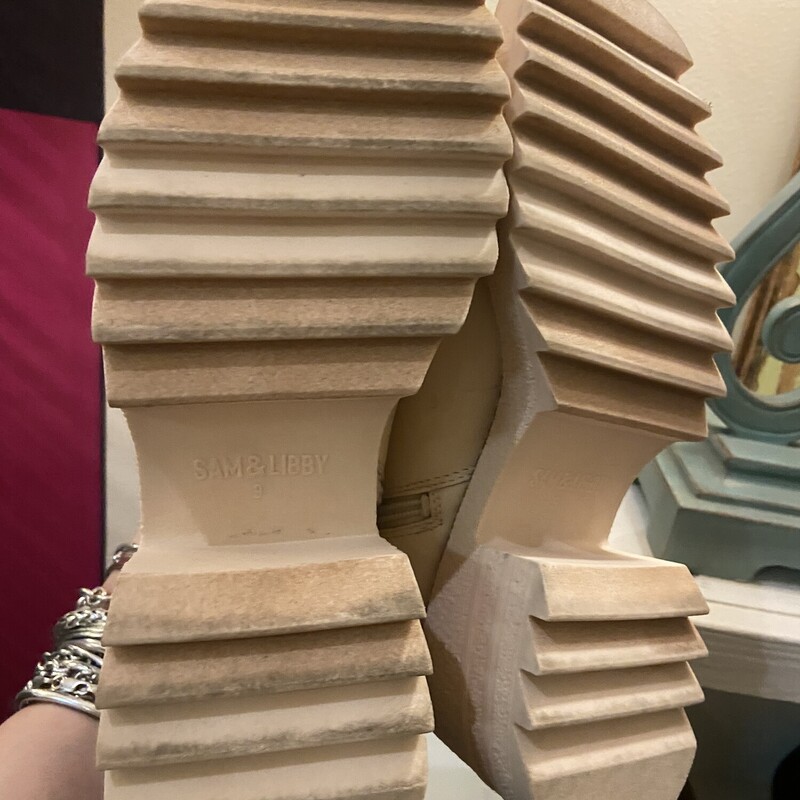 Bone Platform Boot<br />
Bone<br />
Size: 9 R$69