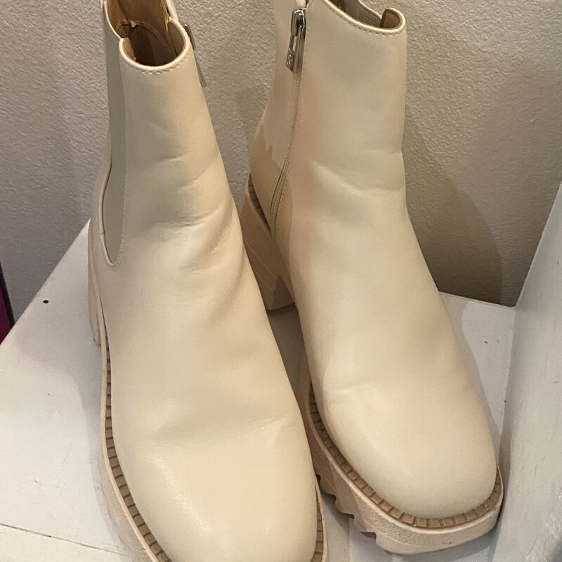 Bone Platform Boot<br />
Bone<br />
Size: 9 R$69