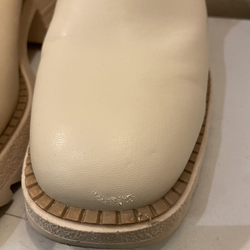 Bone Platform Boot<br />
Bone<br />
Size: 9 R$69