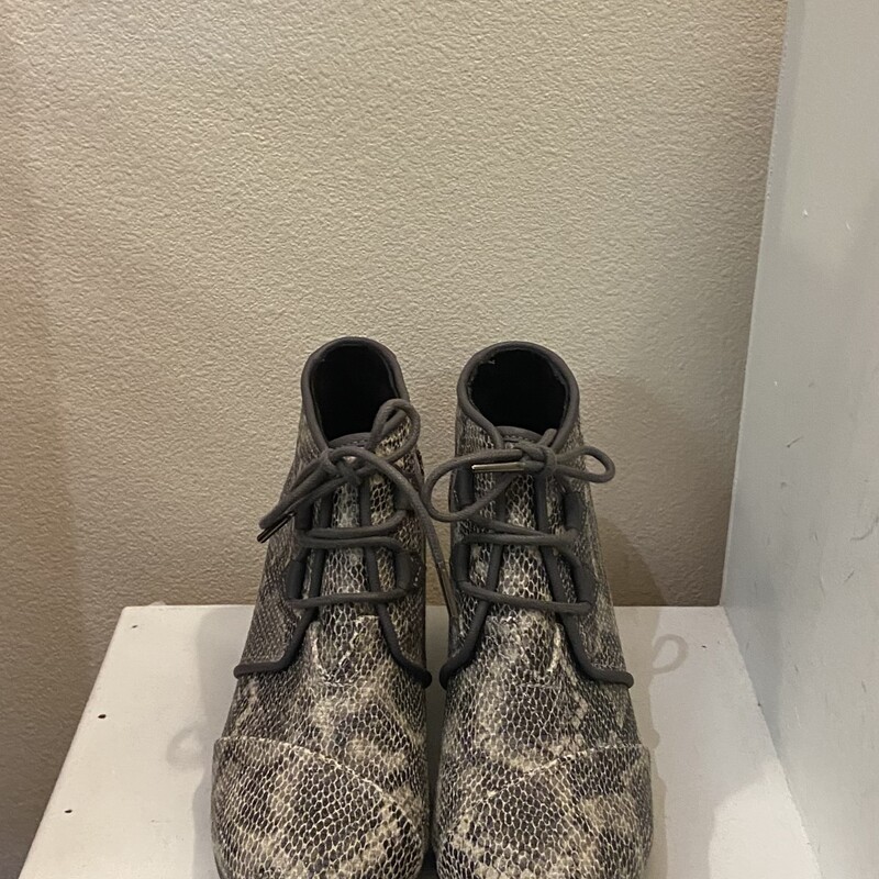Gry Snake Tie Booti<br />
Grey<br />
Size: 8 R$79