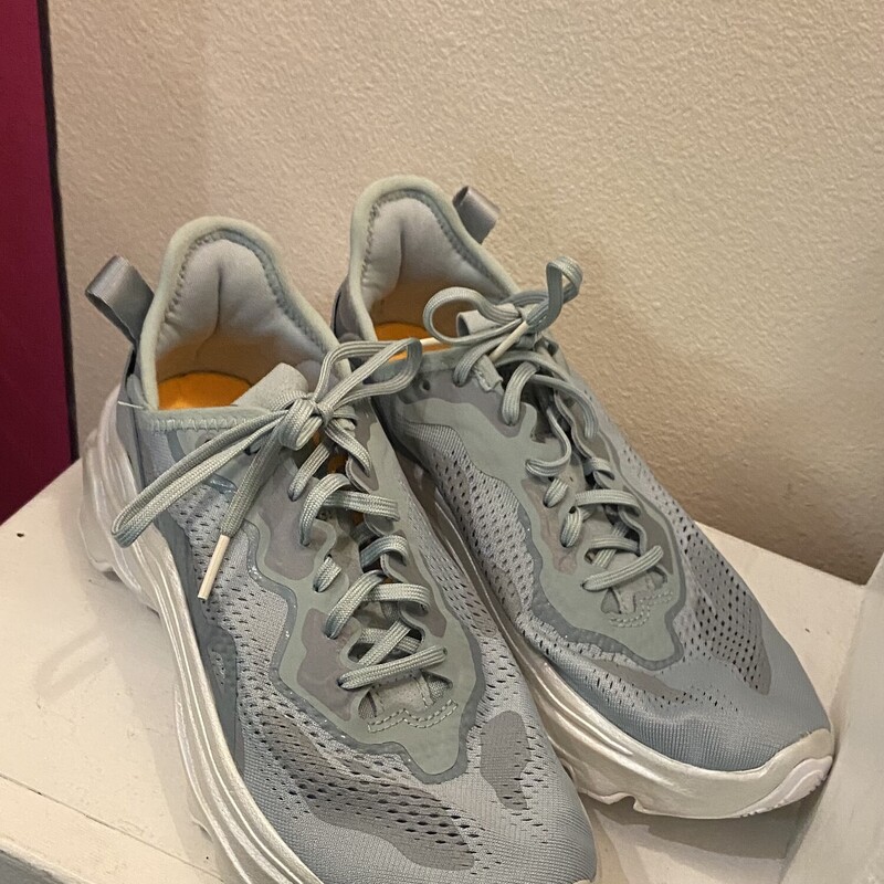 EUC Aqu/G Camo Sneak<br />
Aqua<br />
Size: 8 R$138