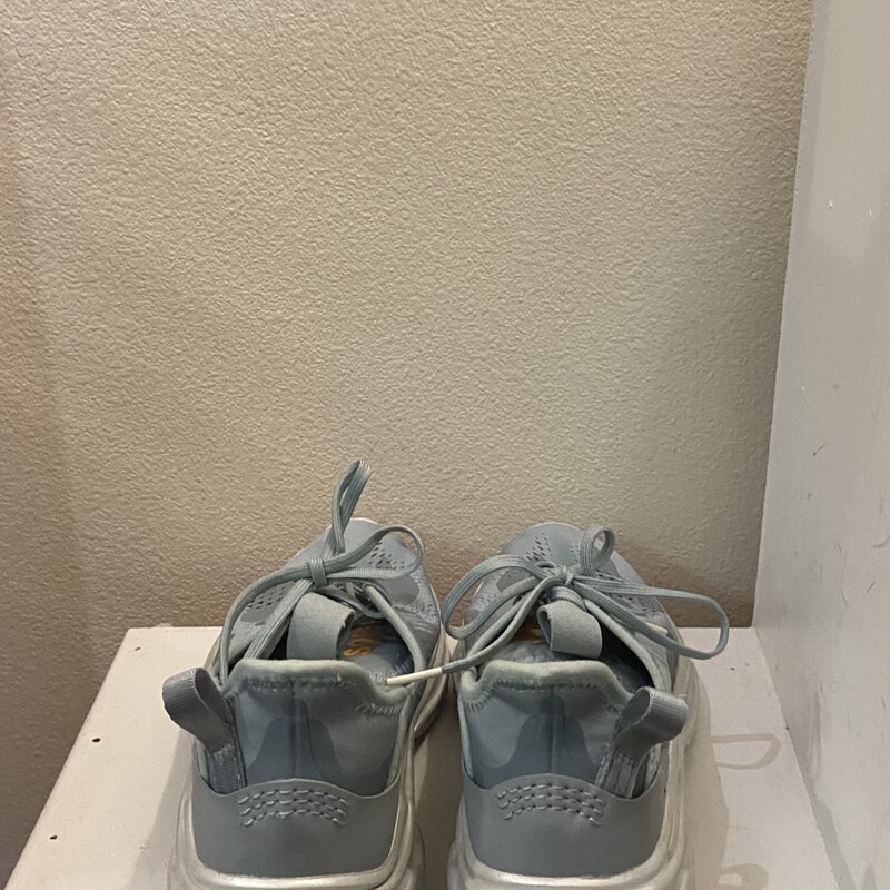 EUC Aqu/G Camo Sneak<br />
Aqua<br />
Size: 8 R$138