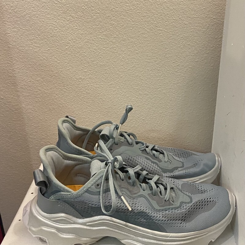 EUC Aqu/G Camo Sneak<br />
Aqua<br />
Size: 8 R$138