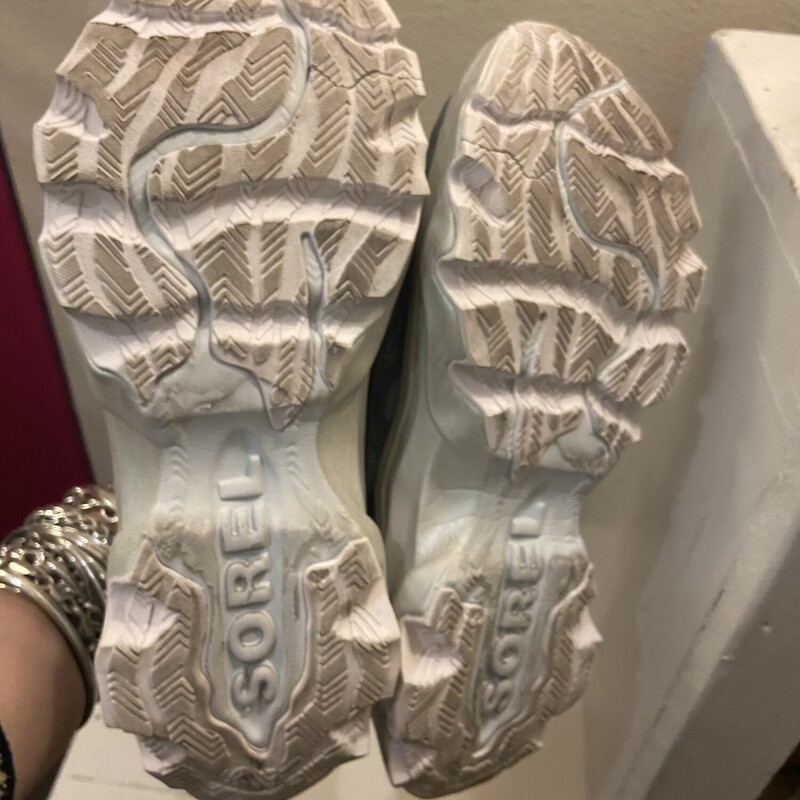 EUC Aqu/G Camo Sneak<br />
Aqua<br />
Size: 8 R$138