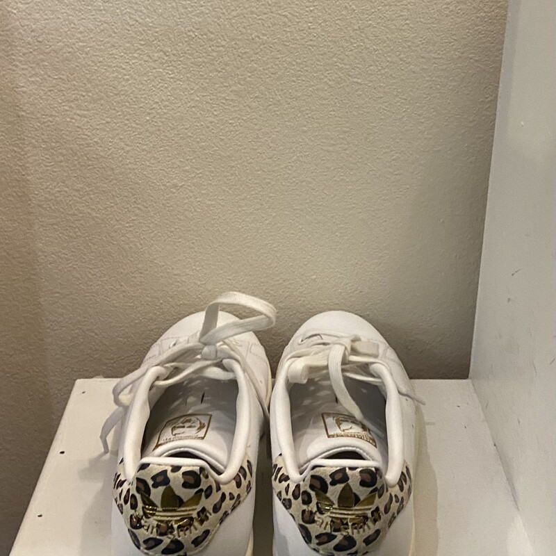 EUC Adidas Wht/Leop Sneak<br />
Wht/Brw<br />
Size: 9.5 R$90