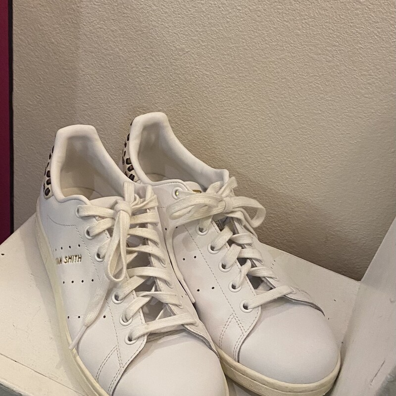 EUC Adidas Wht/Leop Sneak<br />
Wht/Brw<br />
Size: 9.5 R$90