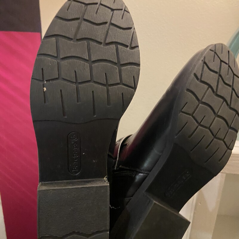 Blk Tall Boots<br />
Black<br />
Size: 9.5 R $80