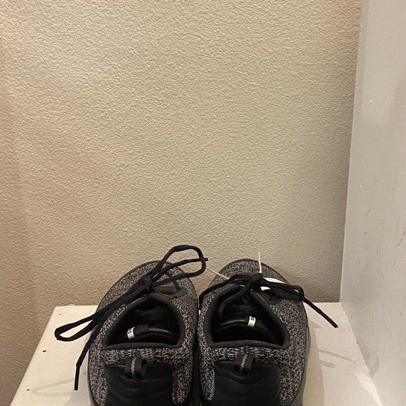 Blk/Gy Fab Lthr Sneak<br />
Blk/Gry<br />
Size: 11/11.5