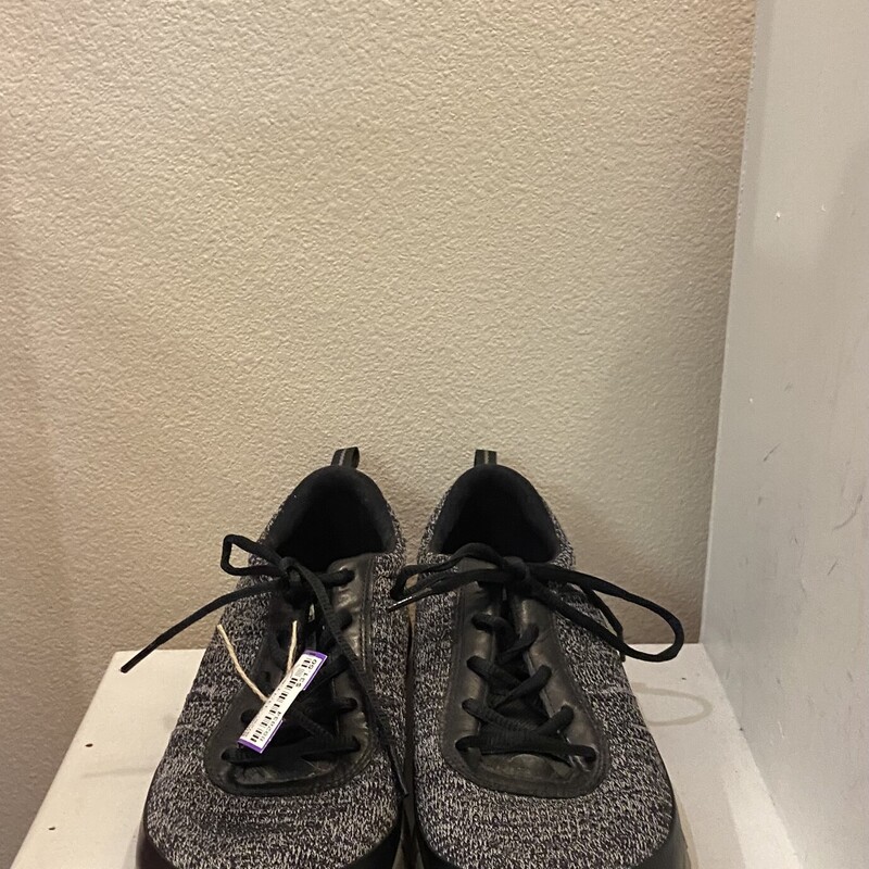 Blk/Gy Fab Lthr Sneak<br />
Blk/Gry<br />
Size: 11/11.5