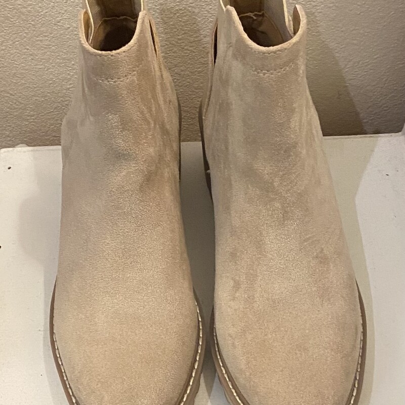 Tan Faux Suede Ank Booti<br />
Tan<br />
Size: 8.5
