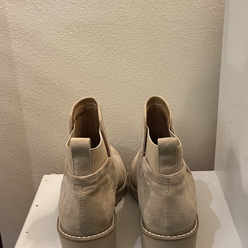 Tan Faux Suede Ank Booti<br />
Tan<br />
Size: 8.5
