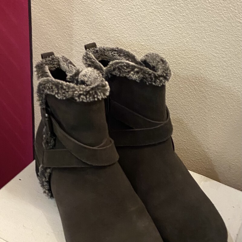 EUC Char Suede Boot<br />
Charcoal<br />
Size: 9.5 R $119