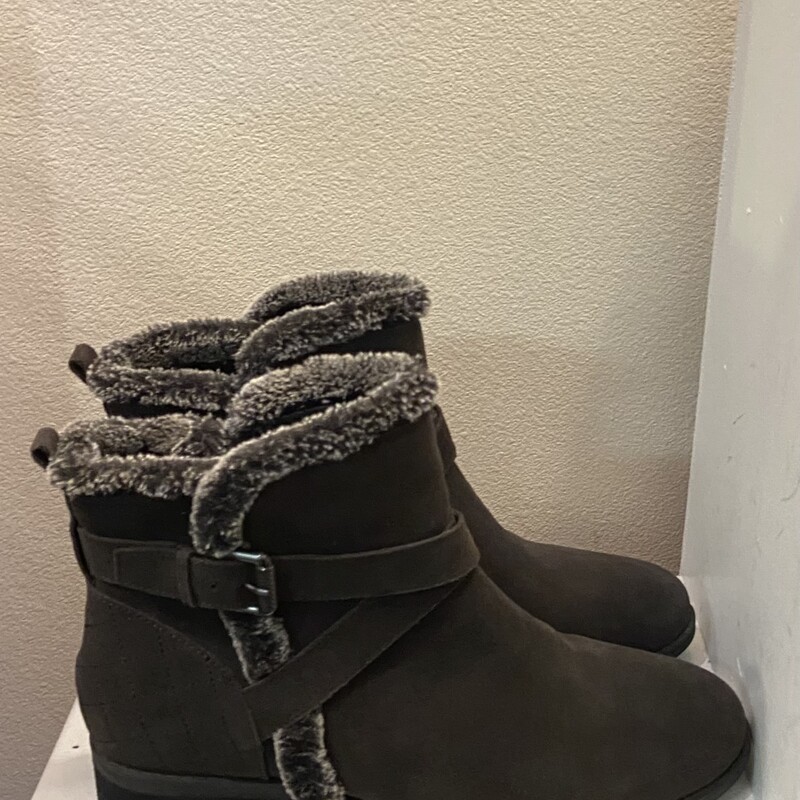 EUC Char Suede Boot<br />
Charcoal<br />
Size: 9.5 R $119
