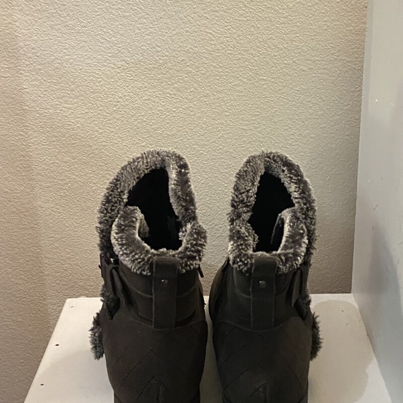 EUC Char Suede Boot<br />
Charcoal<br />
Size: 9.5 R $119