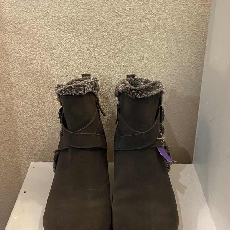 EUC Char Suede Boot<br />
Charcoal<br />
Size: 9.5 R $119