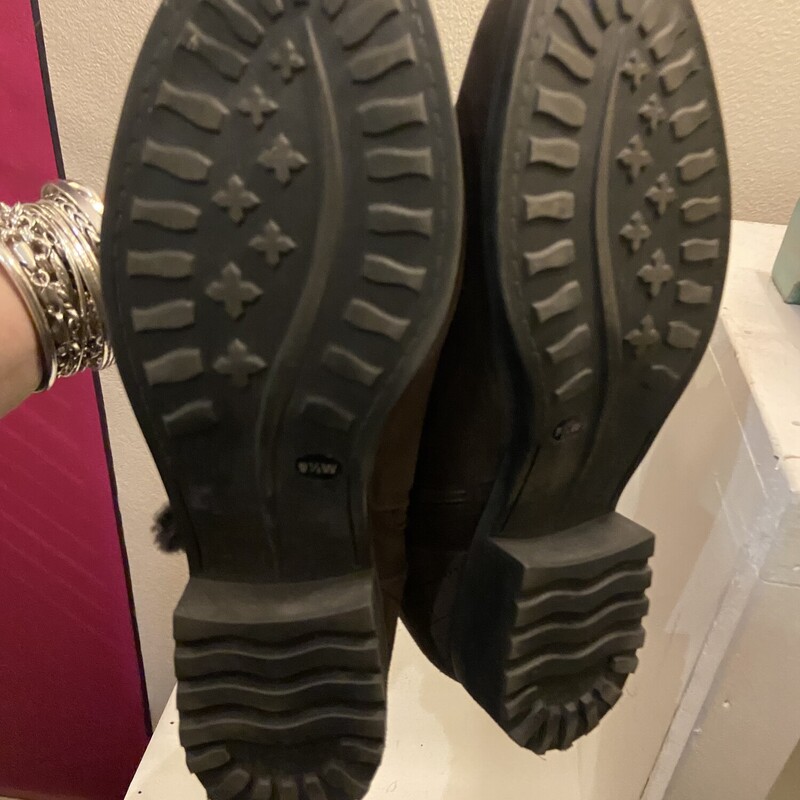 EUC Char Suede Boot<br />
Charcoal<br />
Size: 9.5 R $119