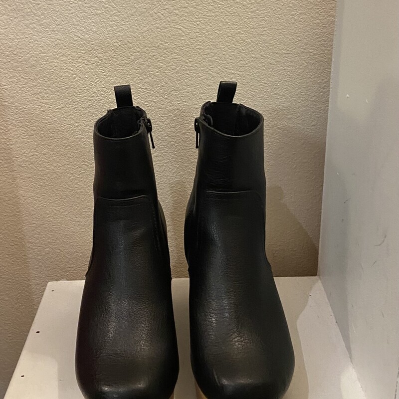 Blk Faux Lther Heel Booti<br />
Black<br />
Size: 6