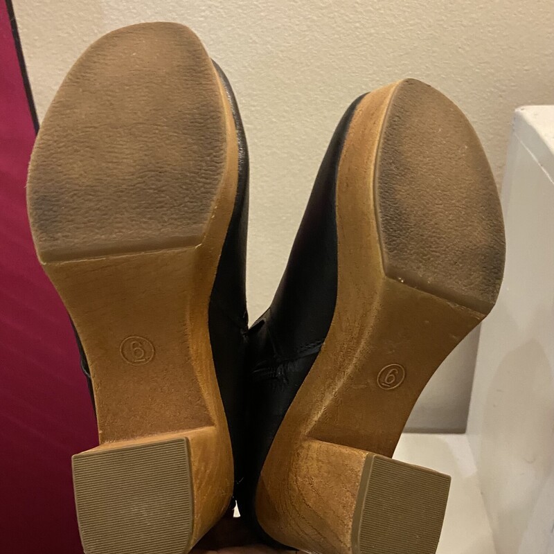 Blk Faux Lther Heel Booti<br />
Black<br />
Size: 6