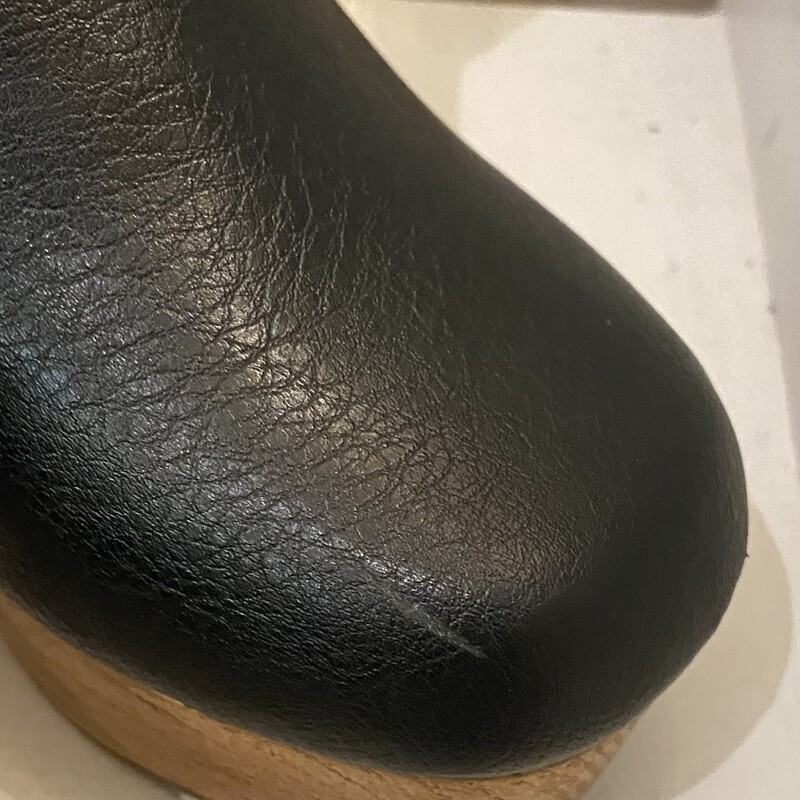 Blk Faux Lther Heel Booti<br />
Black<br />
Size: 6