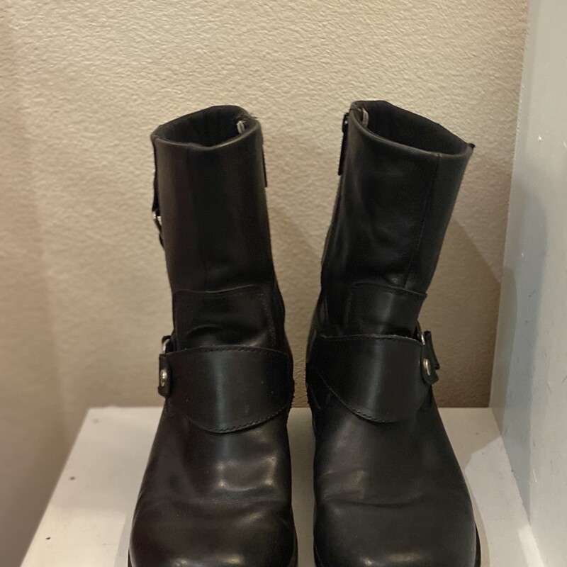 Blk Lther<br />
Black<br />
Size: 8.5 R$140