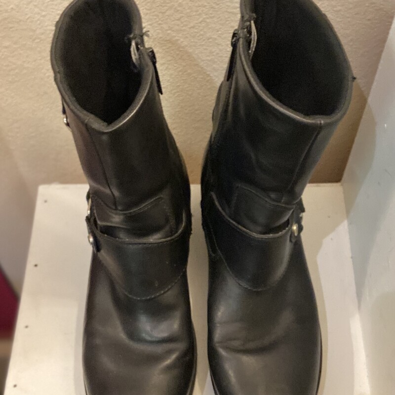 Blk Lther<br />
Black<br />
Size: 8.5 R$140