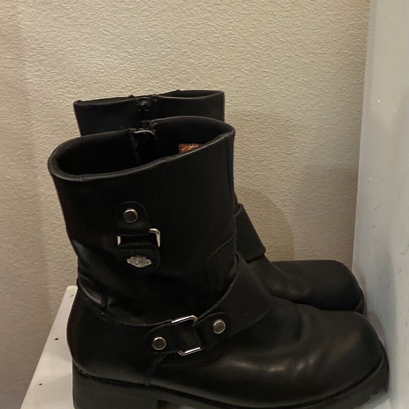 Blk Lther<br />
Black<br />
Size: 8.5 R$140