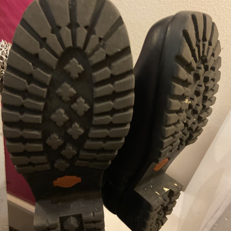 Blk Lther<br />
Black<br />
Size: 8.5 R$140