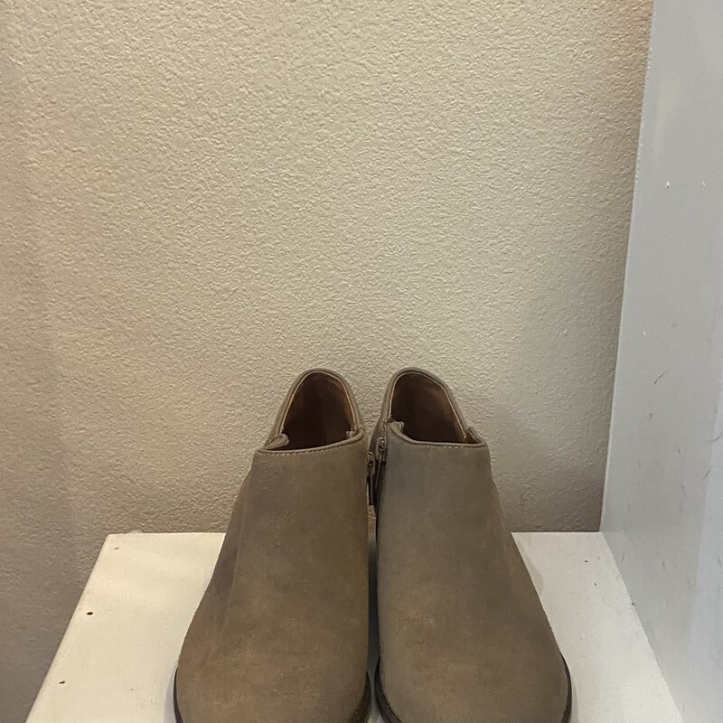 Tan Suede Bootie Shoe<br />
Tan<br />
Size: 8 R $73