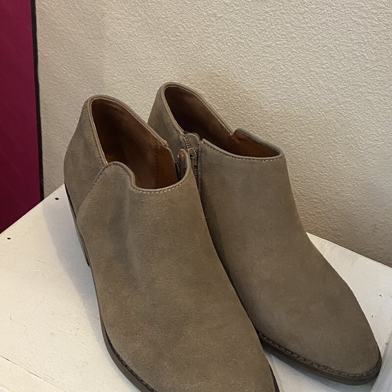 Tan Suede Bootie Shoe<br />
Tan<br />
Size: 8 R $73