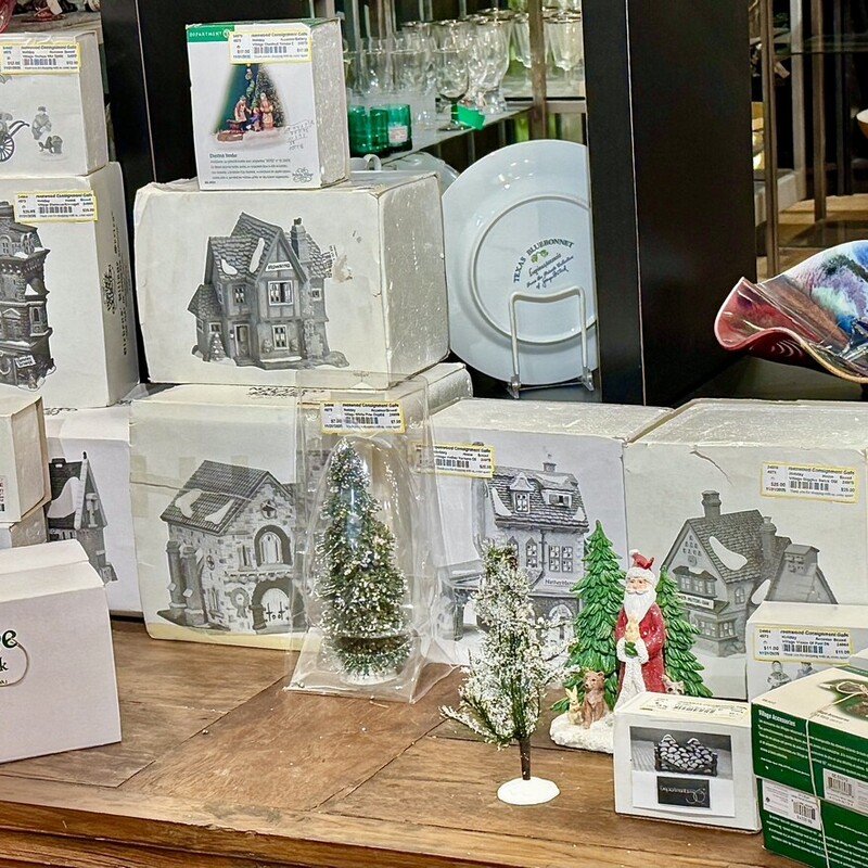 Dickens Village Nicholas Toys Department 56, House, Size: Boxed

Large selection of houses and accessories available.