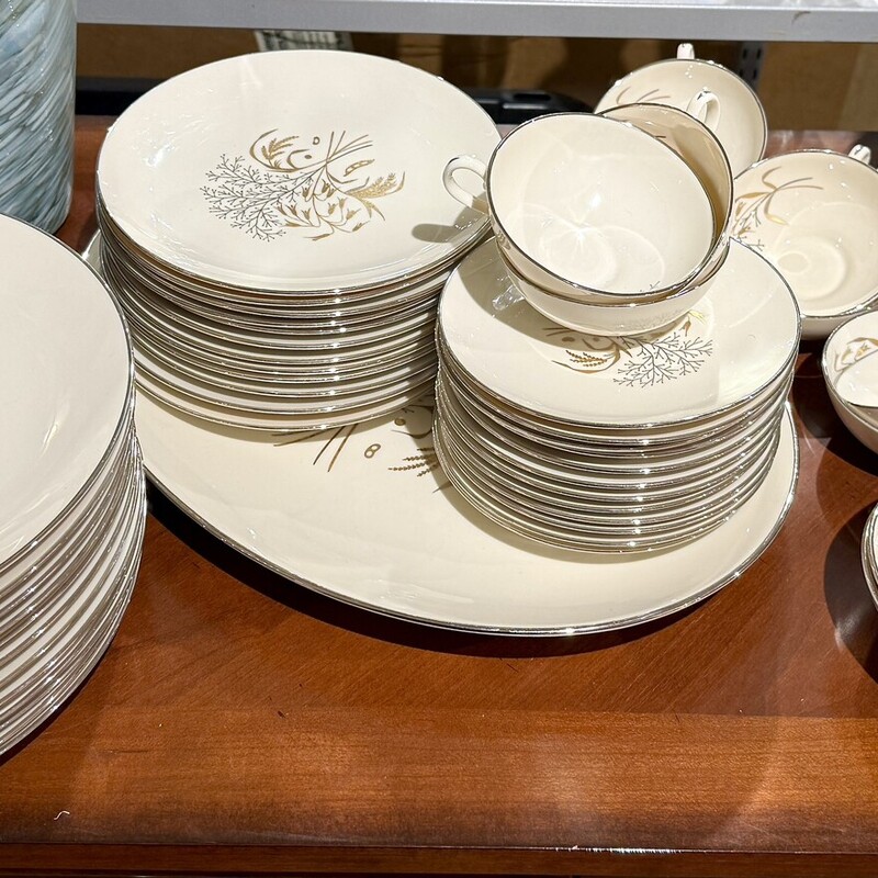 Dish Set Franciscan Winter Bouquet, Gold & Silver, Size: 66 Pc Set

12 Dinner Plates, 12 Salad Plates, 12 Bread & Butter Plates, 13 Cups, 14 Saucers, 1 Platter, 2 Serving Bowls.