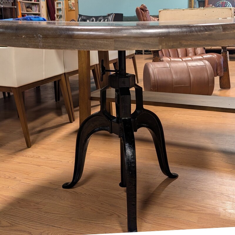 Rockwell Adjustable, Round<br />
AS IS Top Warped<br />
47Round x 31ish high