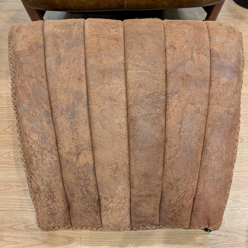 Verite Ottoman, Ragtime, Rough Suede<br />
30 x 27 x 14h