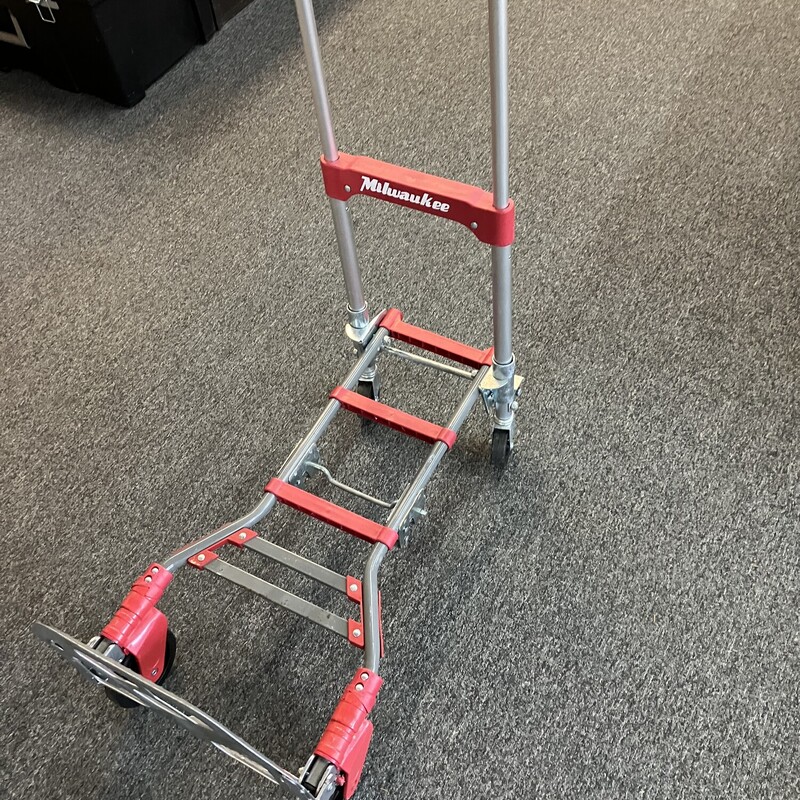 Convertible Hand Truck<br />
Milwaukee<br />
150 lbs. Convertible Fold-Up Steel Hand Truck
