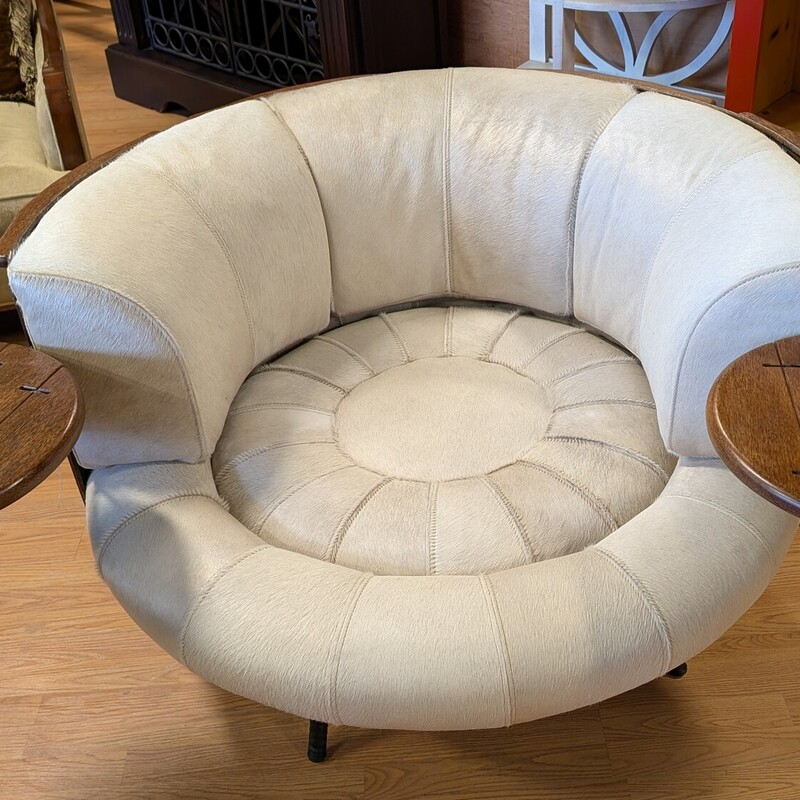 Capsule Swivel Chair