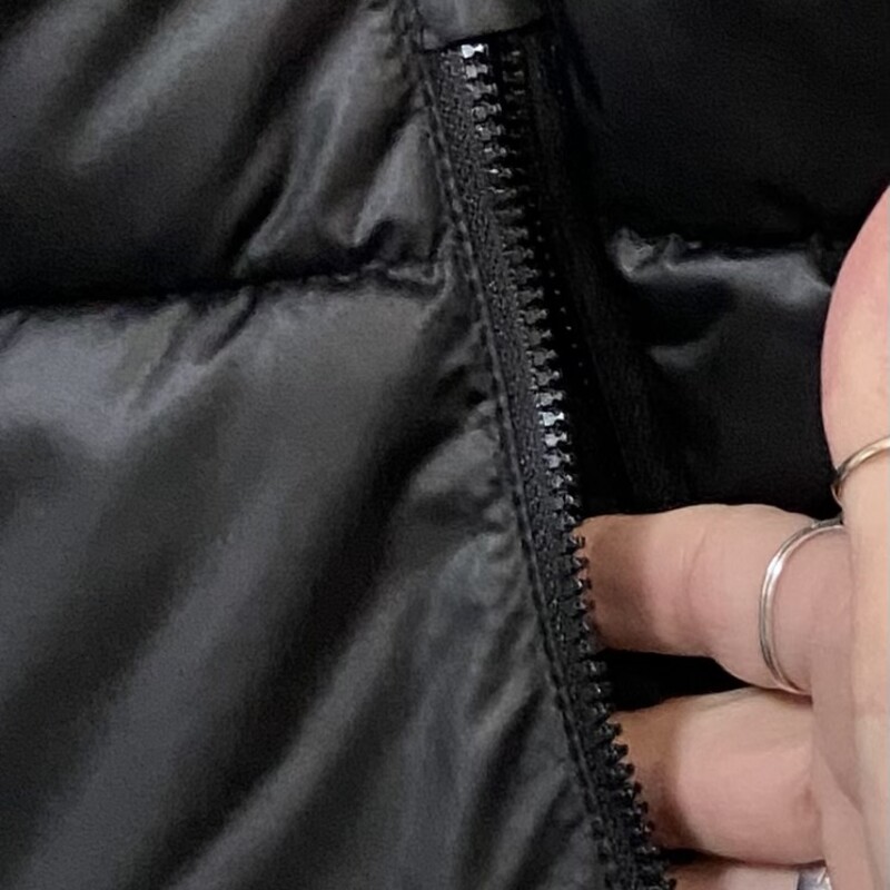 Blk Puffy Vest<br />
Black<br />
Size: 2X R$50