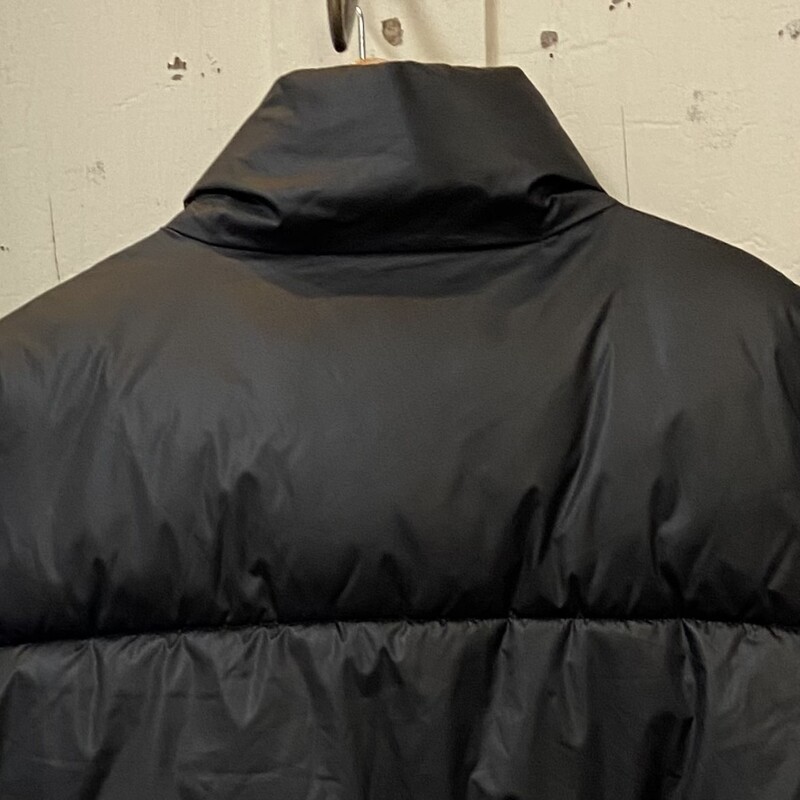 Blk Puffy Vest<br />
Black<br />
Size: 2X R$50