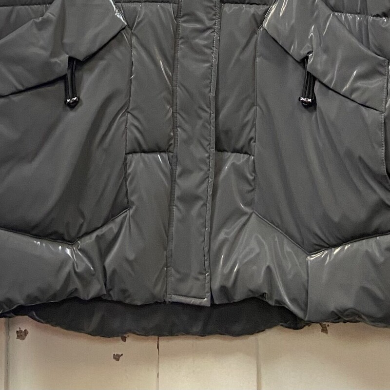 NWT Gry Liquid Pffy Coat<br />
Grey<br />
Size: 2X R$170