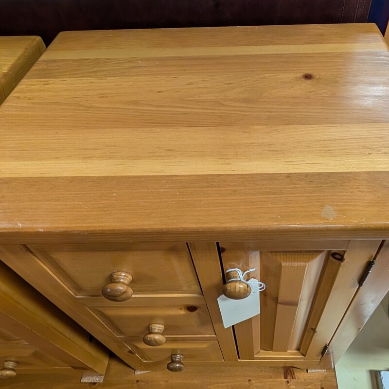 Pine Side Table W/Door, Light Stain, 3 Drawer
25.5 x 16 x 28h