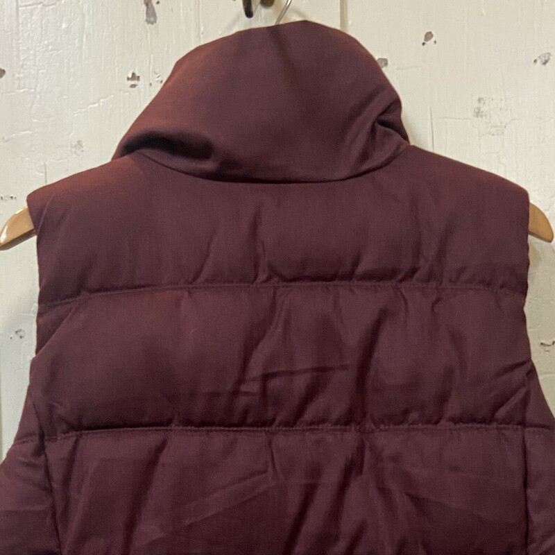 Maroon Puffy Vest<br />
Maroon<br />
Size: XL R$50