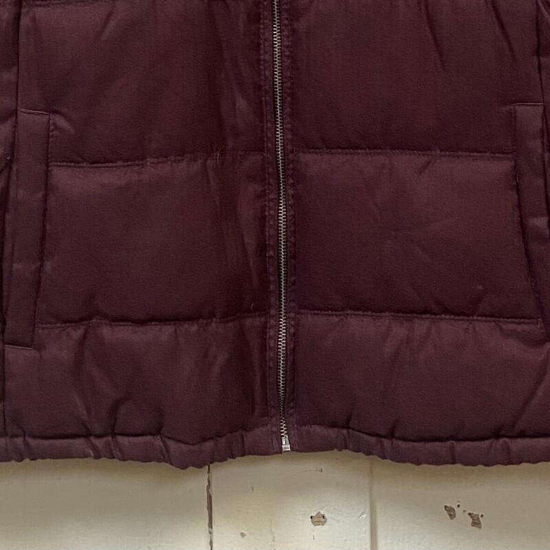 Maroon Puffy Vest<br />
Maroon<br />
Size: XL R$50