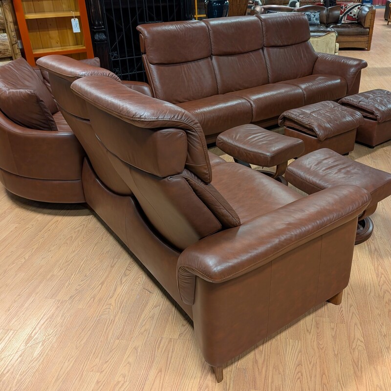 Ekrones 7pc Sectional, Chesnut, 4 Ottomans
139 x 113