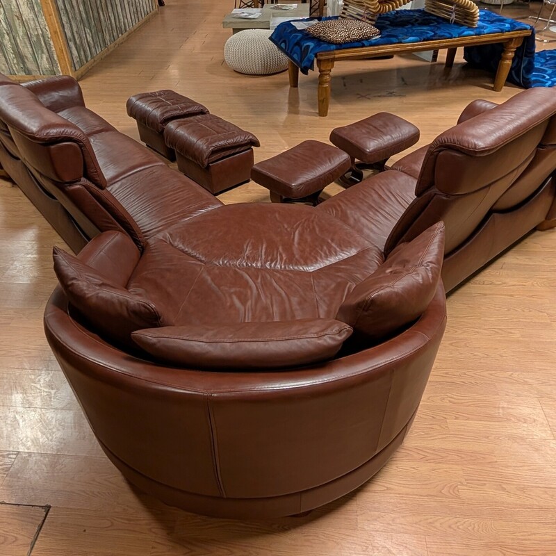 Ekrones 7pc Sectional, Chesnut, 4 Ottomans<br />
139 x 113