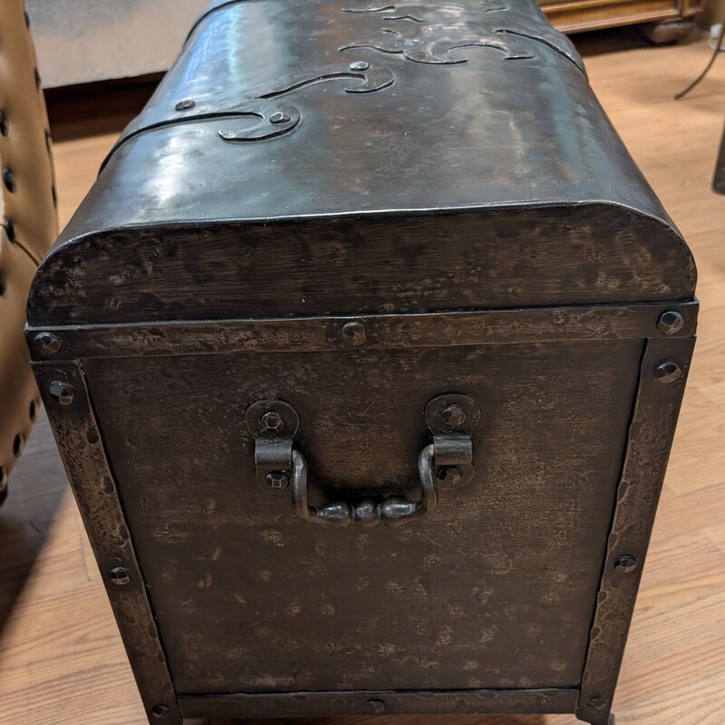Vintage Metal Trunk, Gray, Handled<br />
34 x 17 x 21h
