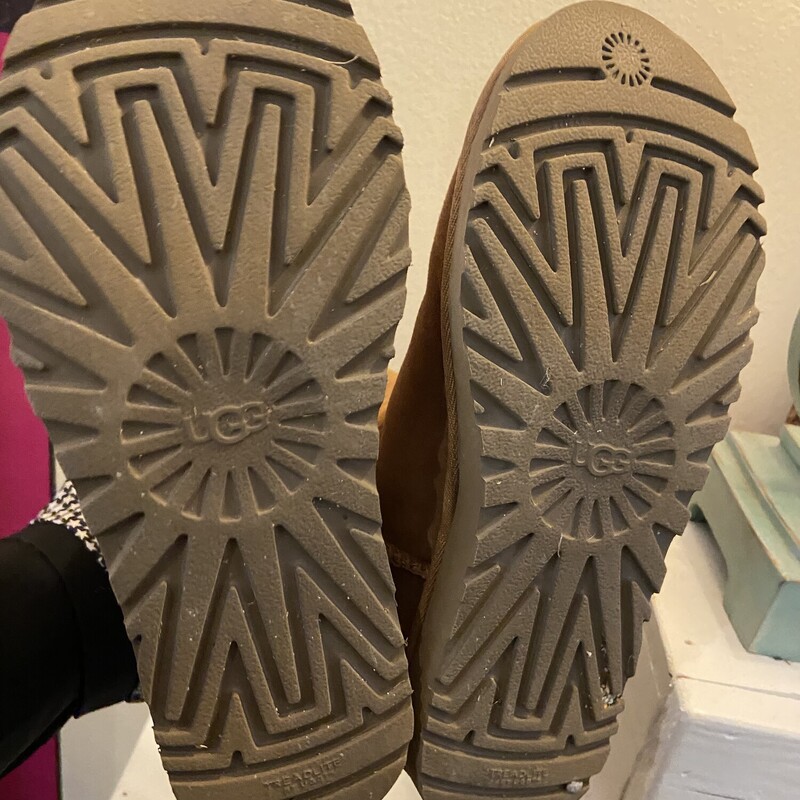 EUC Chsnut Suede Boot<br />
Chesnut<br />
Size: 8 R$190