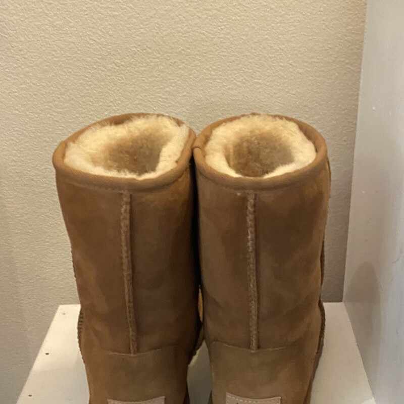 EUC Chsnut Suede Boot<br />
Chesnut<br />
Size: 8 R$190